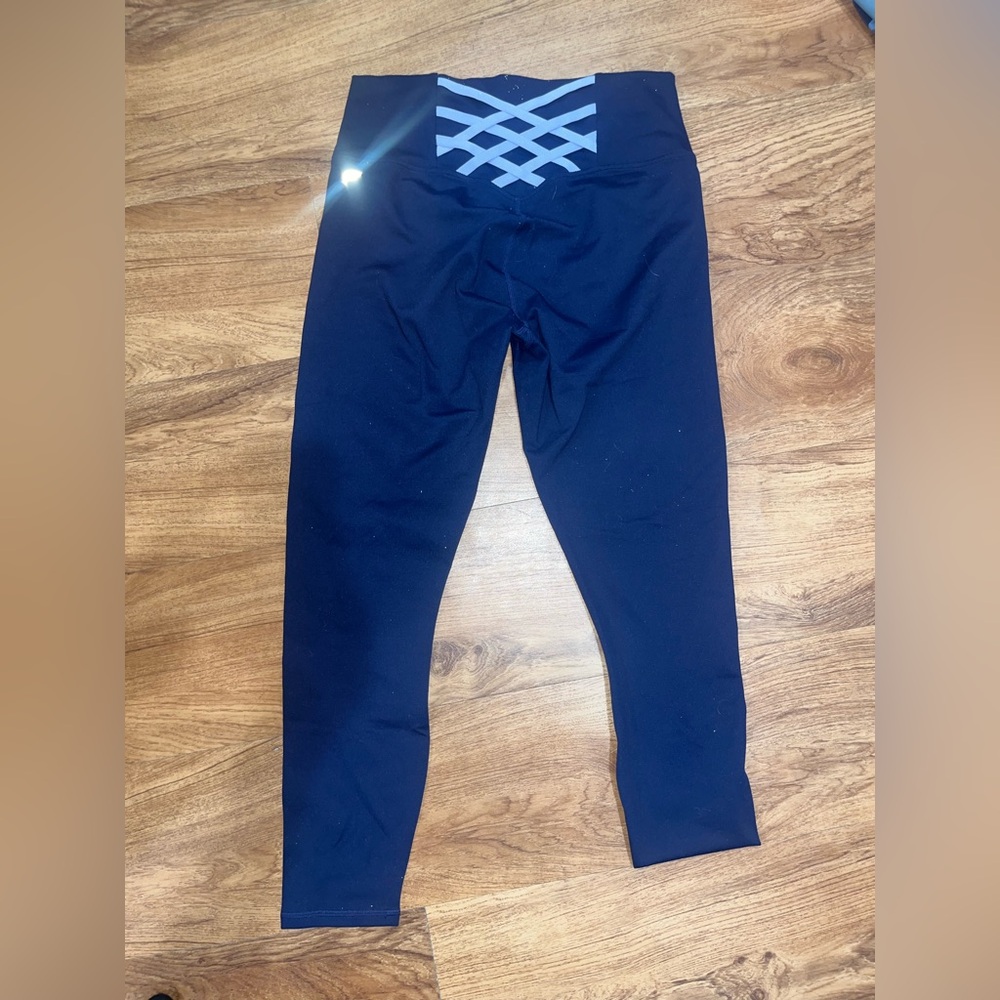 Powerhold Fabletics Navy Blue Performance Capri Legging Crisscross Detail Medium